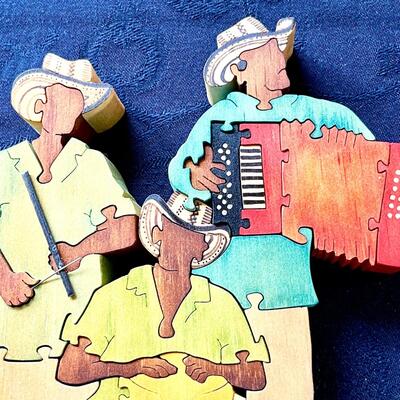 LOT 71  CUT OUTS WOOD PUZZLE 3 DIMENSIONAL 2 SIDED THREE MUSICIANS HAND PAINTED COLOMBIA S.A.