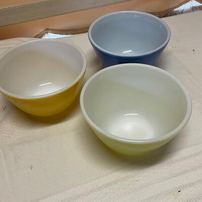 Three Vintage Pyrex Primary Colors Bowls