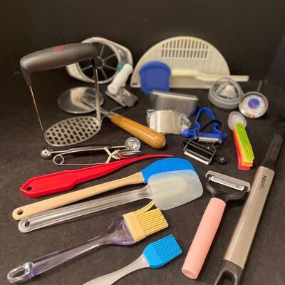 Lot 100 Kitchen Utensils