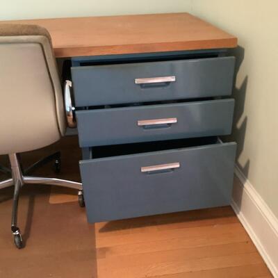 Lot. E - 1068. Vintage Mid Century Six Drawer Wood & Metal Desk / Office Chair
