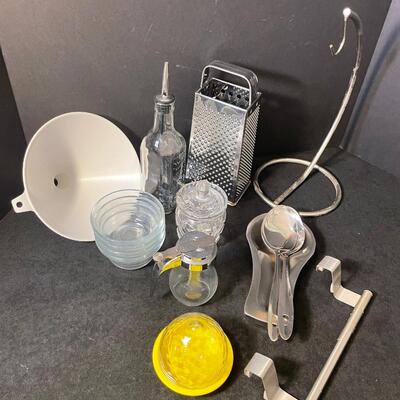 Lot 113 Assorted Kitchen Gear