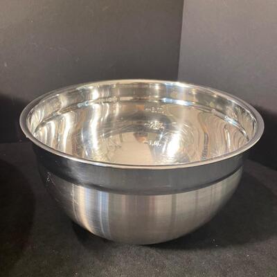 Lot 117 Stainless mixing bowls