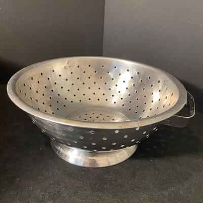 Lot 117 Stainless mixing bowls