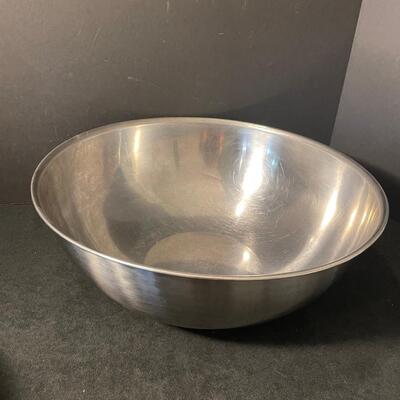 Lot 117 Stainless mixing bowls