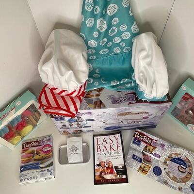 Easy Bake Oven, Recipe Book 2 Baking sets and Ingredient Sets to bake