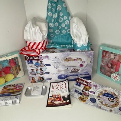 Easy Bake Oven, Recipe Book 2 Baking sets and Ingredient Sets to bake