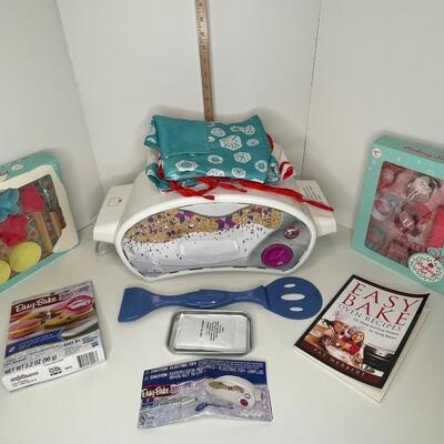 Easy Bake Oven, Recipe Book 2 Baking sets and Ingredient Sets to bake