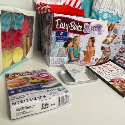 Easy Bake Oven, Recipe Book 2 Baking sets and Ingredient Sets to bake