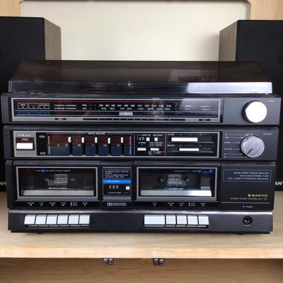 B1086 Vintage Sanyo Stereo Music System