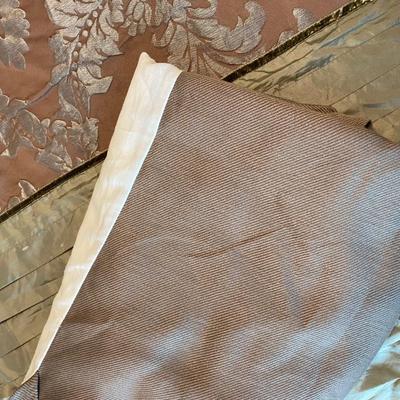 Lot 200. Queen Comforter Set