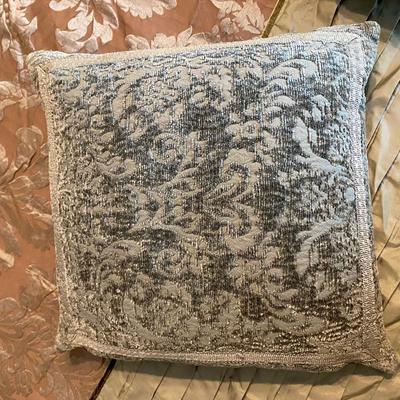 Lot 200. Queen Comforter Set