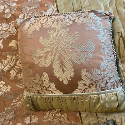 Lot 200. Queen Comforter Set