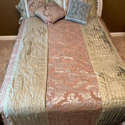 Lot 200. Queen Comforter Set
