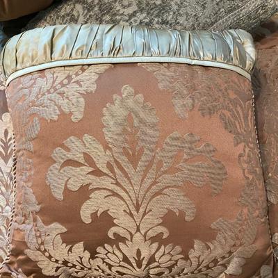 Lot 200. Queen Comforter Set