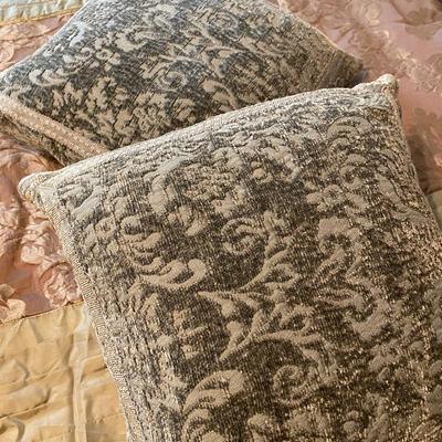 Lot 200. Queen Comforter Set