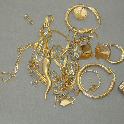 Miscellaneous gold jewelry, damages earrings/chain, single earrings, one gold tooth, service pin with broken back - 1.8 grams 10k & 19.4...