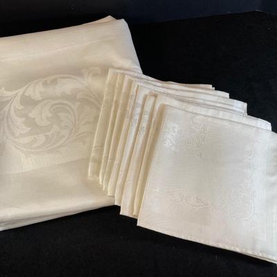 Lot 305. White Tablecloth and napkins