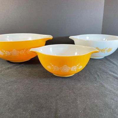 Lot 307. Vintage Pyrex 3 Bowl Set