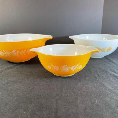 Lot 307. Vintage Pyrex 3 Bowl Set