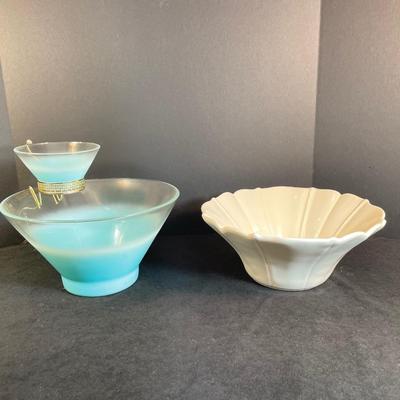 Lot 312 Vintage Chip and Dip and Serving Bowl