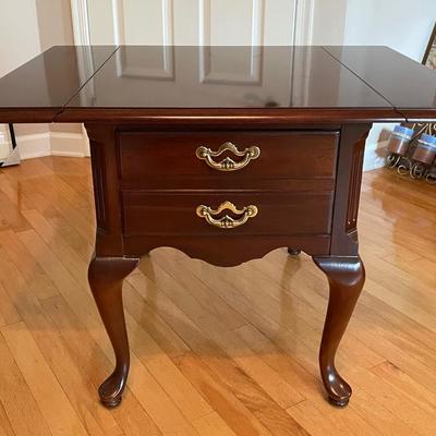 Lot 333. Thomasville Queen Anne End Table