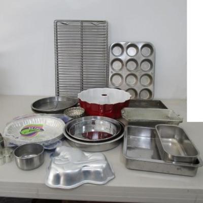 #5 Lots of baking pans