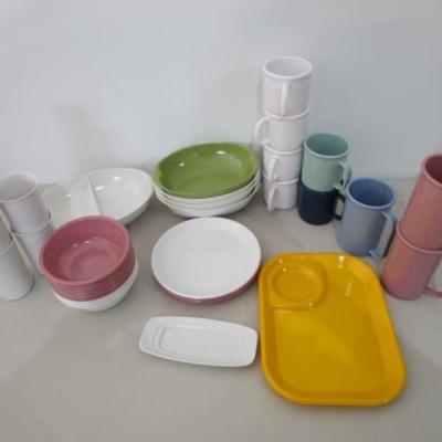 #6 Rubbermaid and Lennox plastic dishes
