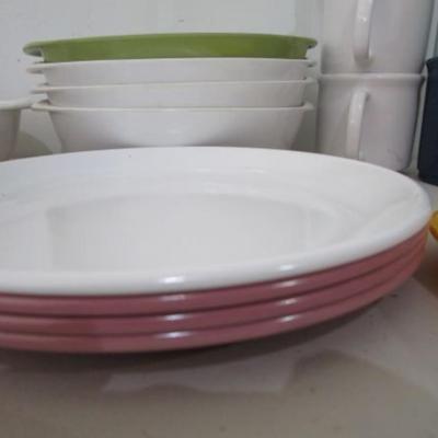 #6 Rubbermaid and Lennox plastic dishes