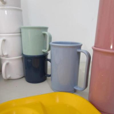 #6 Rubbermaid and Lennox plastic dishes