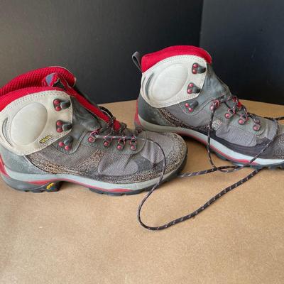 Lot 126. Women's Hiking Boots sz 9