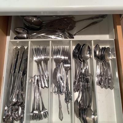 K1109  Oneida 98 pc Set of â€œChateauâ€Stainless Flatware