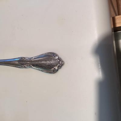 K1109  Oneida 98 pc Set of â€œChateauâ€Stainless Flatware