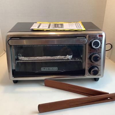 K1113 Black and Decker Toaster Oven with Wooden Tongs