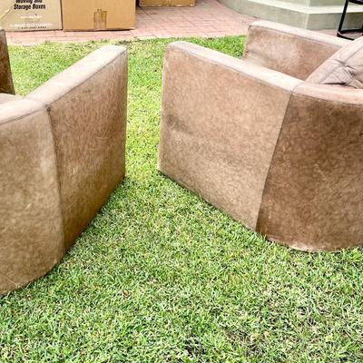 LOT 104   1970 VINTAGE DESIGNER ITALIAN LEATHER HORSESHOE CLUB CHAIRS