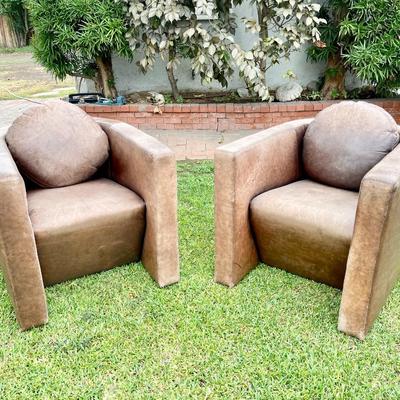 LOT 104   1970 VINTAGE DESIGNER ITALIAN LEATHER HORSESHOE CLUB CHAIRS