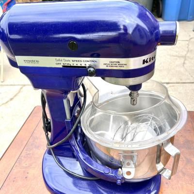 LOT 110  COBALT BLUE KITCHEN AID MIXER MODEL K555 & ATTACHMENTS