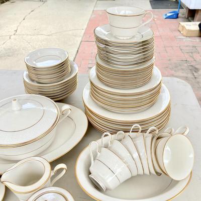 LOT 111  VINTAGE SET OF NORITAKE CHINA SERVICE FOR 8 "TULANE"