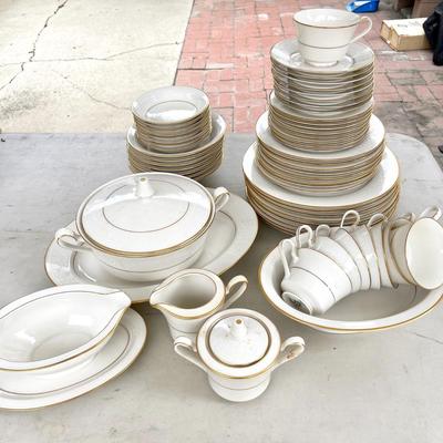 LOT 111  VINTAGE SET OF NORITAKE CHINA SERVICE FOR 8 "TULANE"