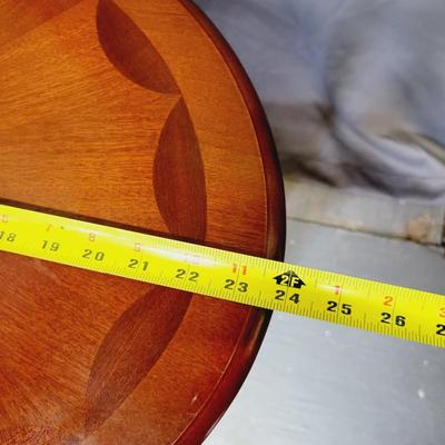 EXQUISITE OVAL WOOD ACCENT TABLE