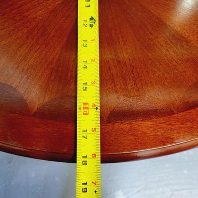 EXQUISITE OVAL WOOD ACCENT TABLE