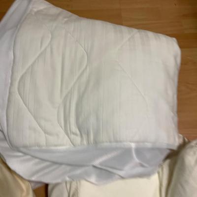 U20- Full Bedding (mattress pad, 3bed skirts, 2 sheet sets (not matching)