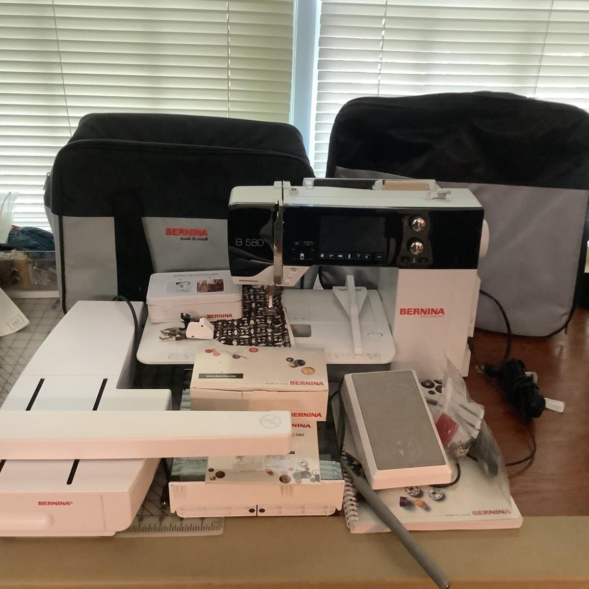 E1115 Bernina 580 Sewing Machine with Attachments
