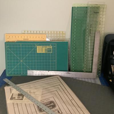 E1118 Large Lot of Sewing Supplies with Fiskar Carrying Case