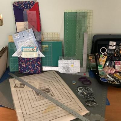 E1118 Large Lot of Sewing Supplies with Fiskar Carrying Case