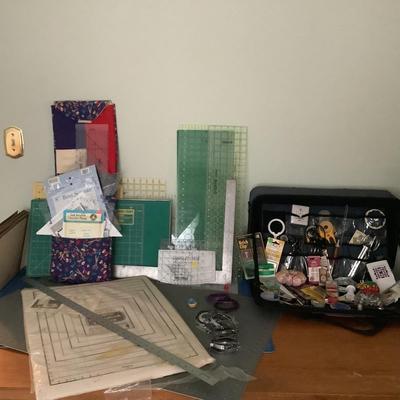 E1118 Large Lot of Sewing Supplies with Fiskar Carrying Case
