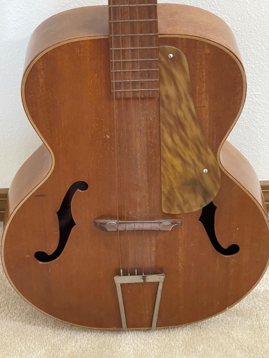 BELTONE ピックギター　Made in U.S.A BELTONE ~ Acoustic Guitar ~ Vintage | EstateSales.org