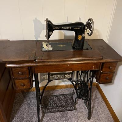 B86- Vintage Singer Sewing Machine