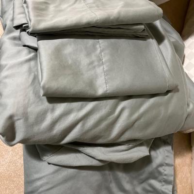 B91- Full size Sheet Set w/3 pillows