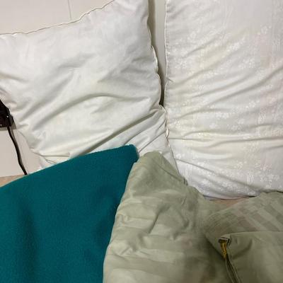 B93- Queen sheet set, patchwork quilt, 2 pillows, blanket