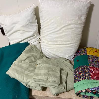 B93- Queen sheet set, patchwork quilt, 2 pillows, blanket